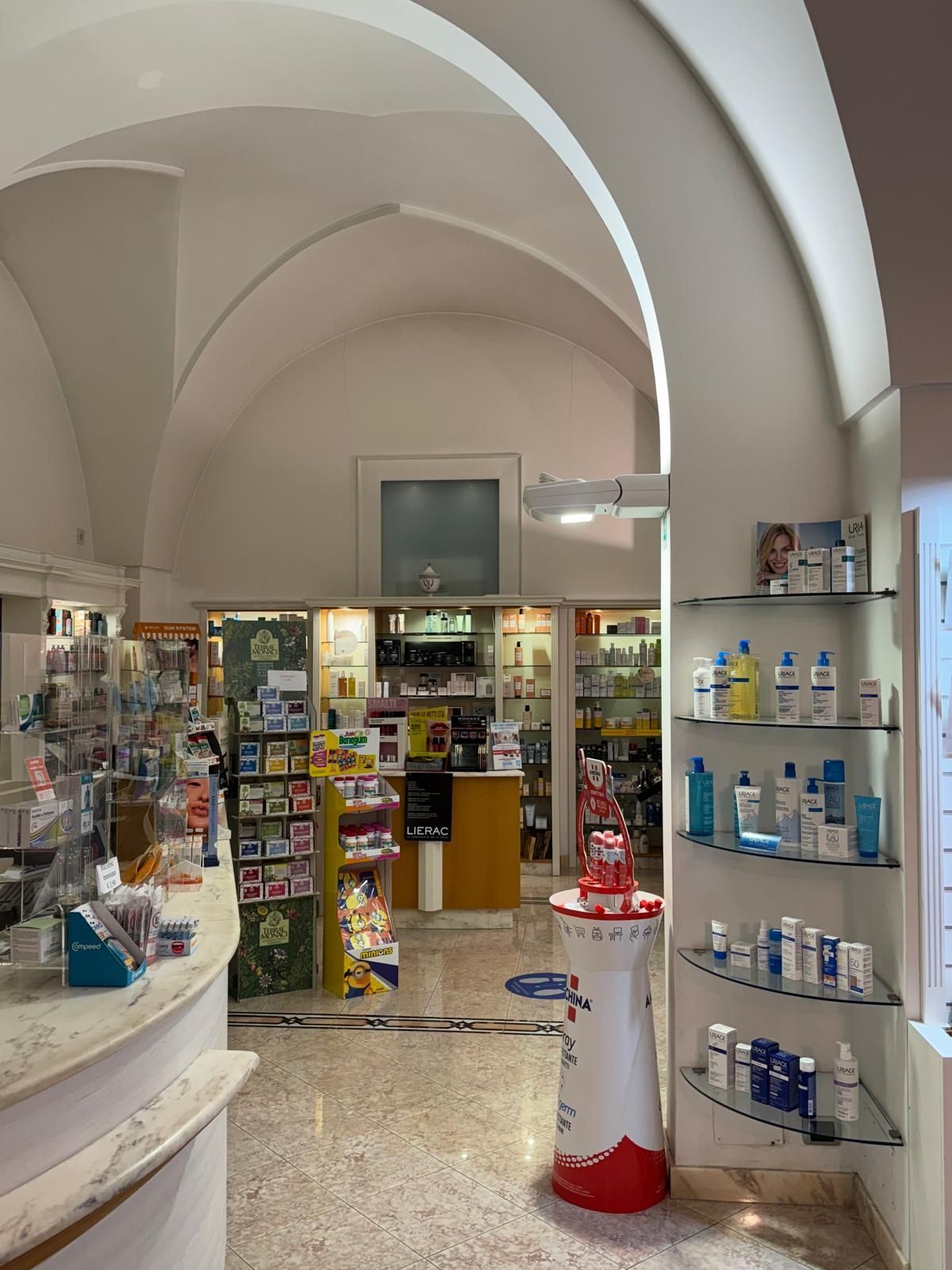 L'interno di una farmacia con scaffali e bancone