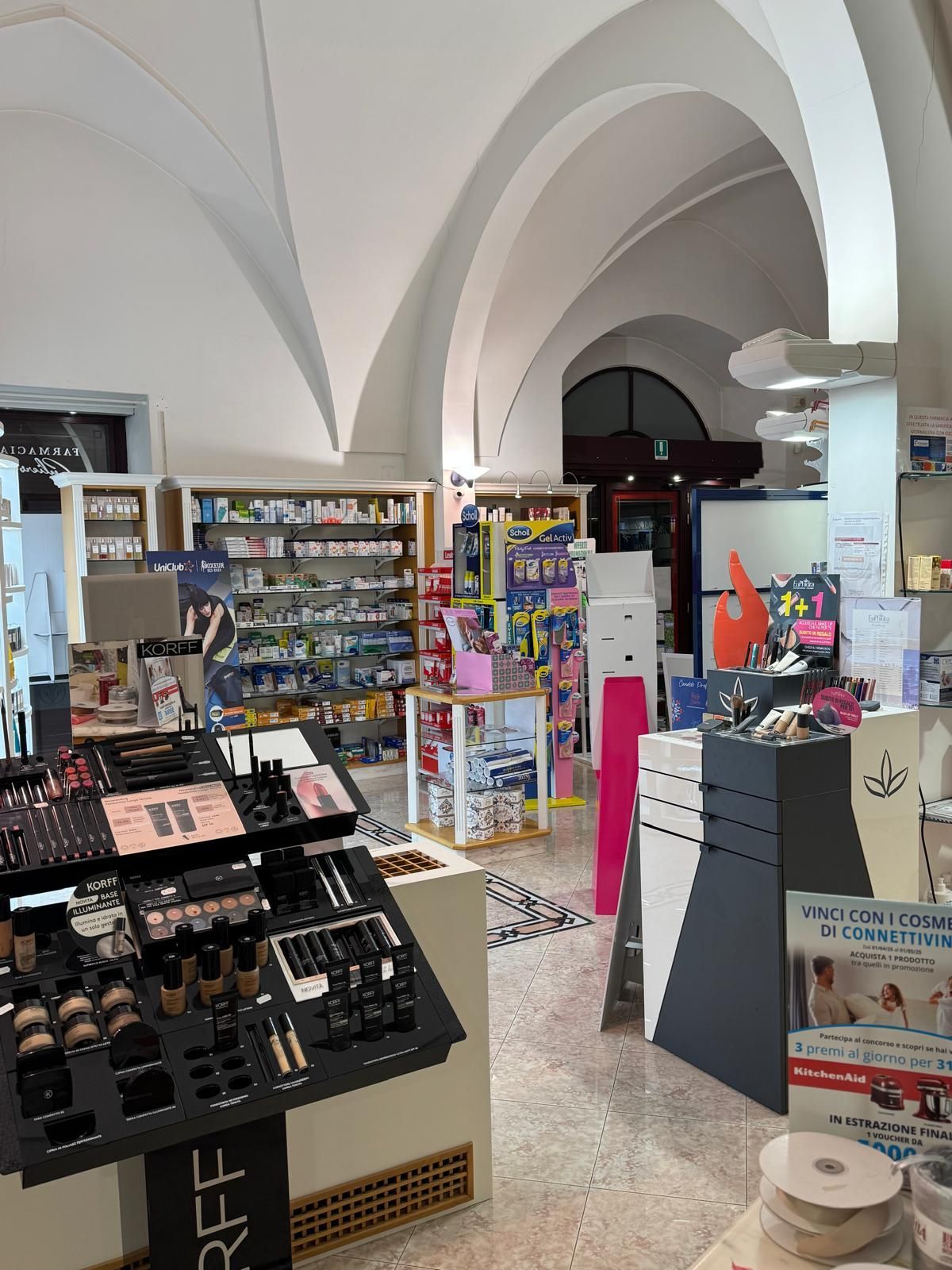 Un negozio pieno di tanti prodotti e un cartello che dice rff