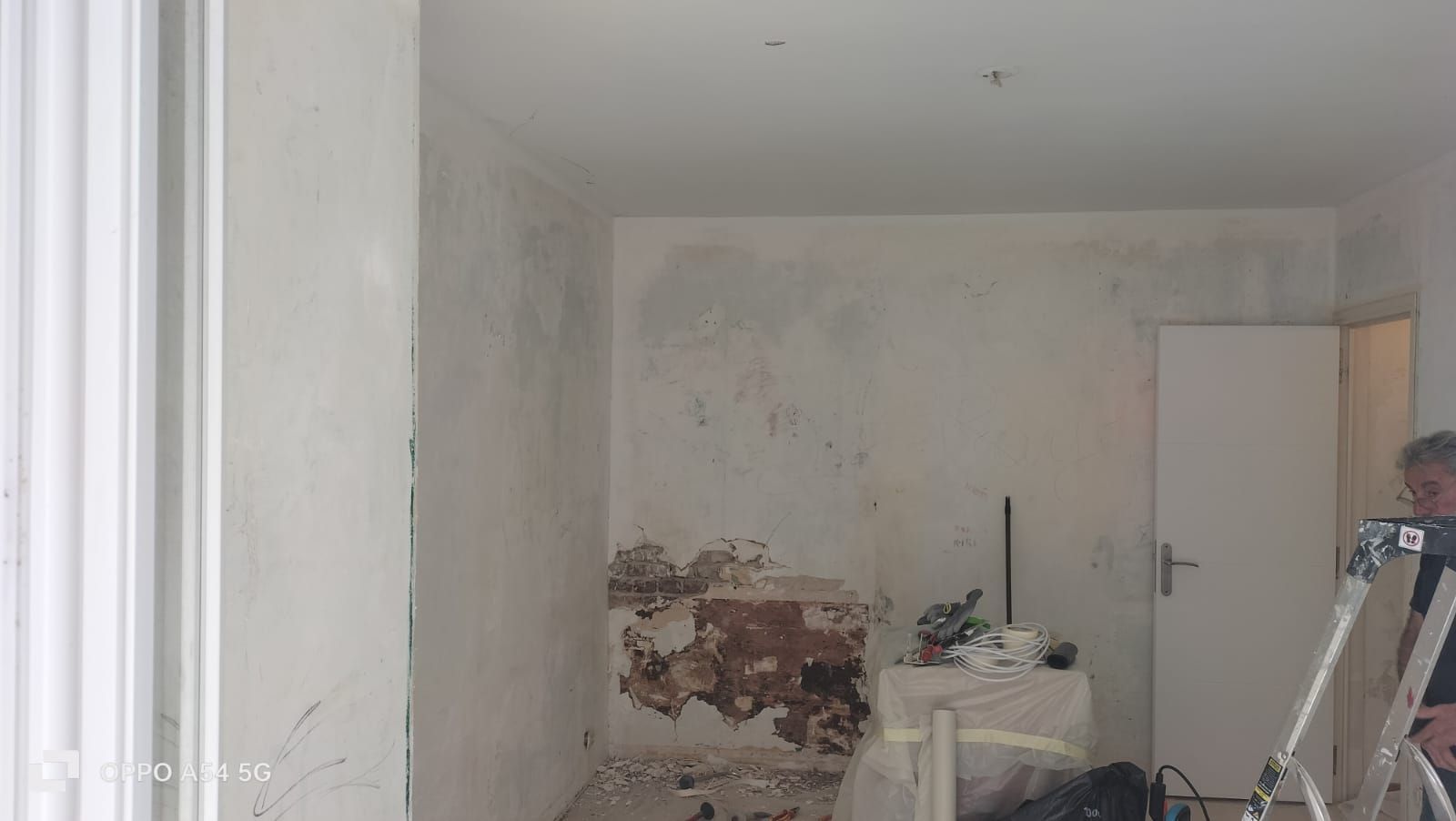 Avant le travail de notre entreprise de peinture dans un séjour salon murs et plafond dans un appartement sur Le Havre