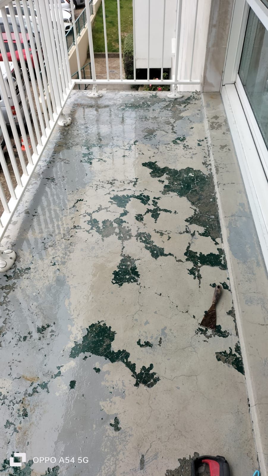 Avant le travail de notre entreprise de peinture sur le balcon d'un appartement sur Le Havre