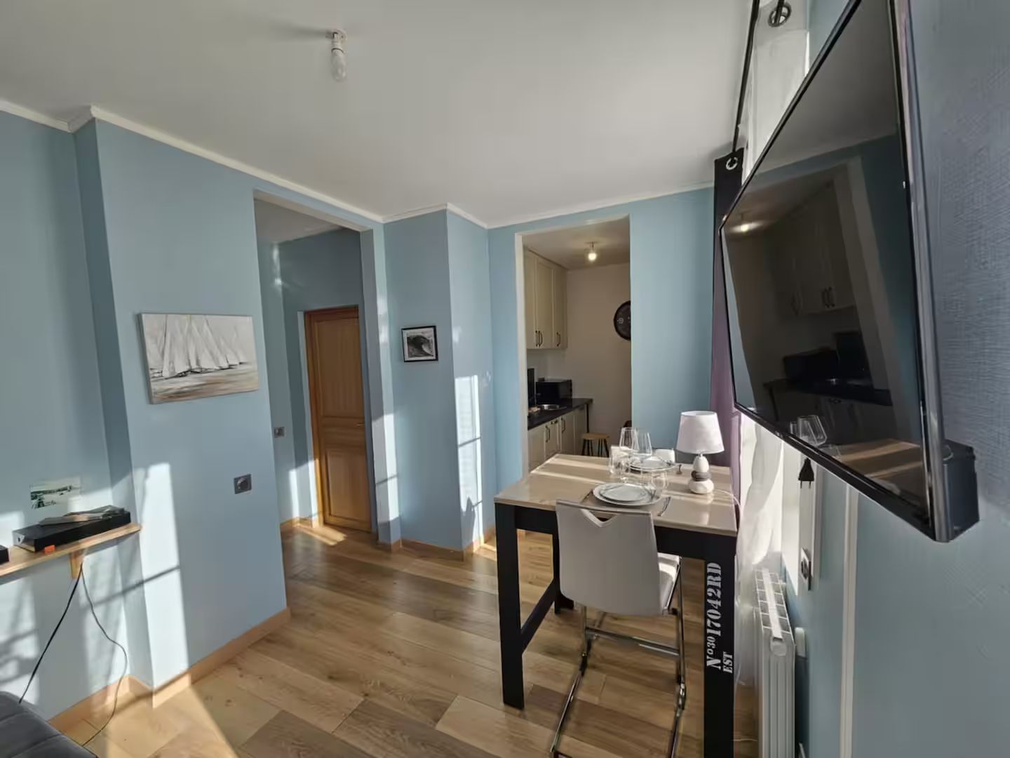 Autre photo du salon du gite table à manger télé