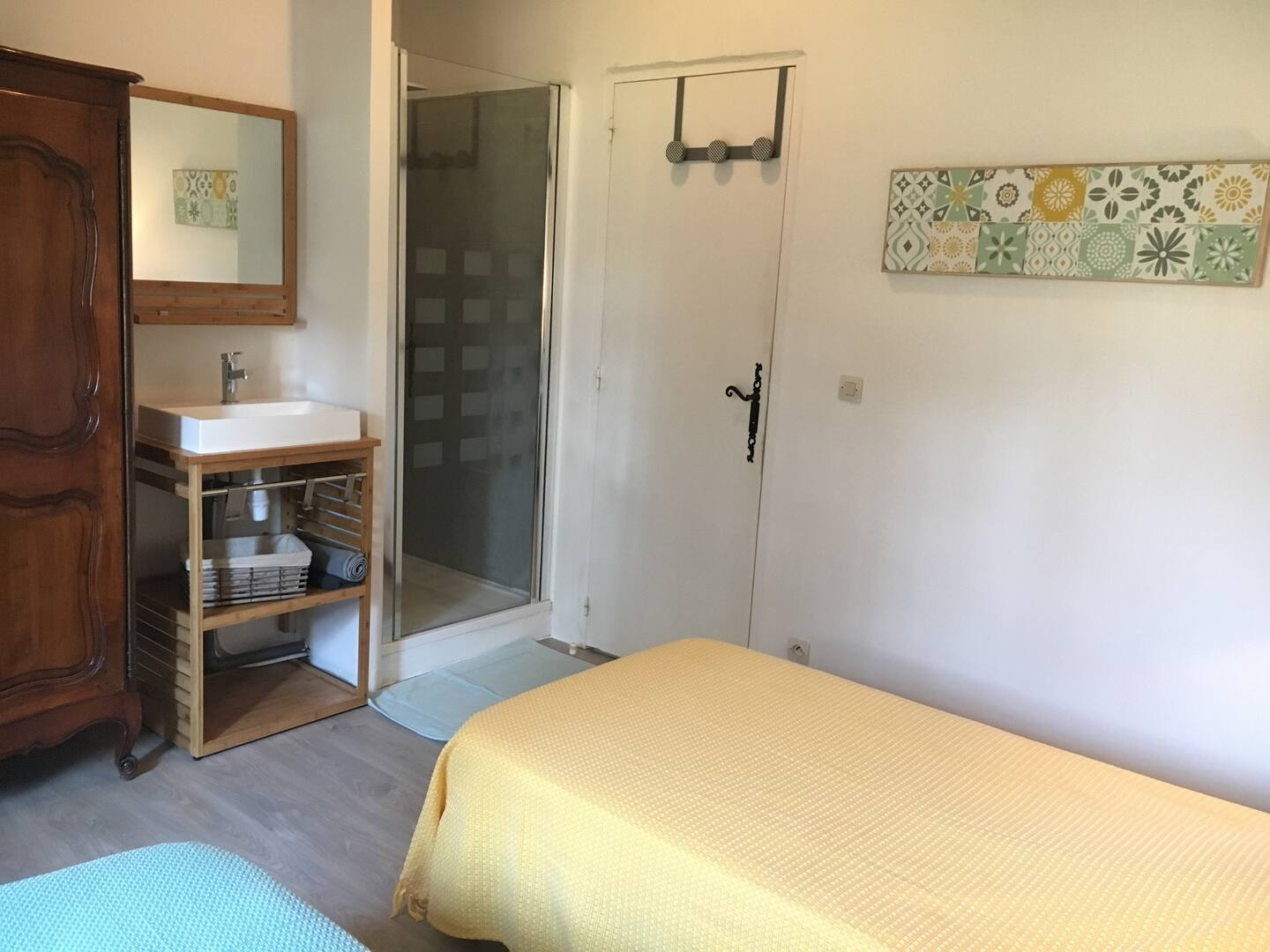 Autre photo de la chambre avec 2 lits simples