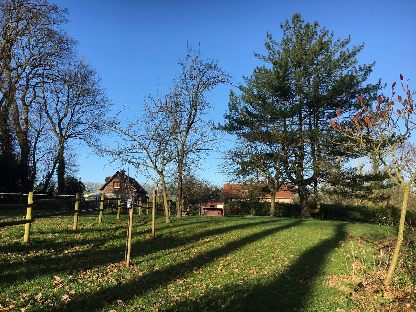Extérieur du gite avec grand jardin