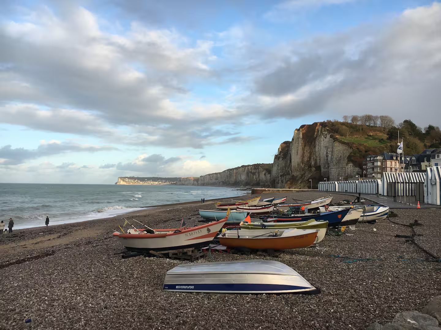 Plage avec bateaux à proximité d'un gite à Etretat