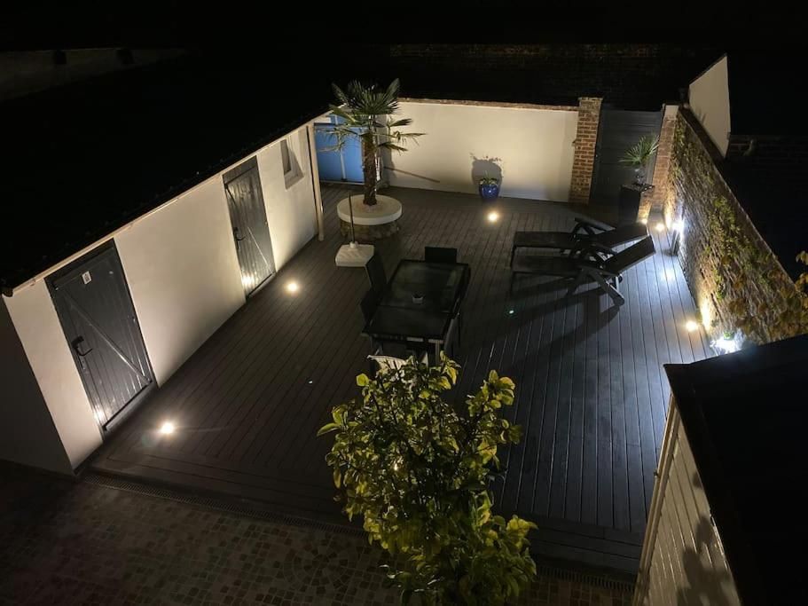 gite centre etretat vue sur le jardin la nuit