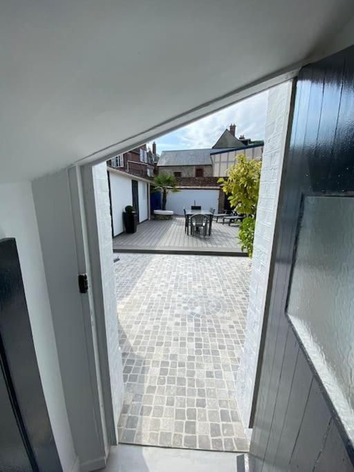 vue depuis l'intérieur vers la terrasse du gite à Etretat