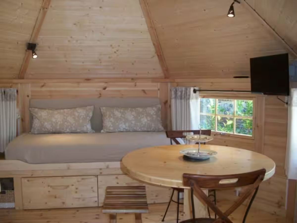 Intérieur du gite lit double et table