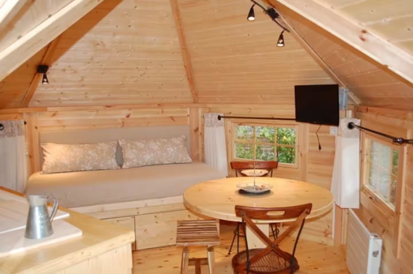 Autre photo de l'intérieur du gite canapé table