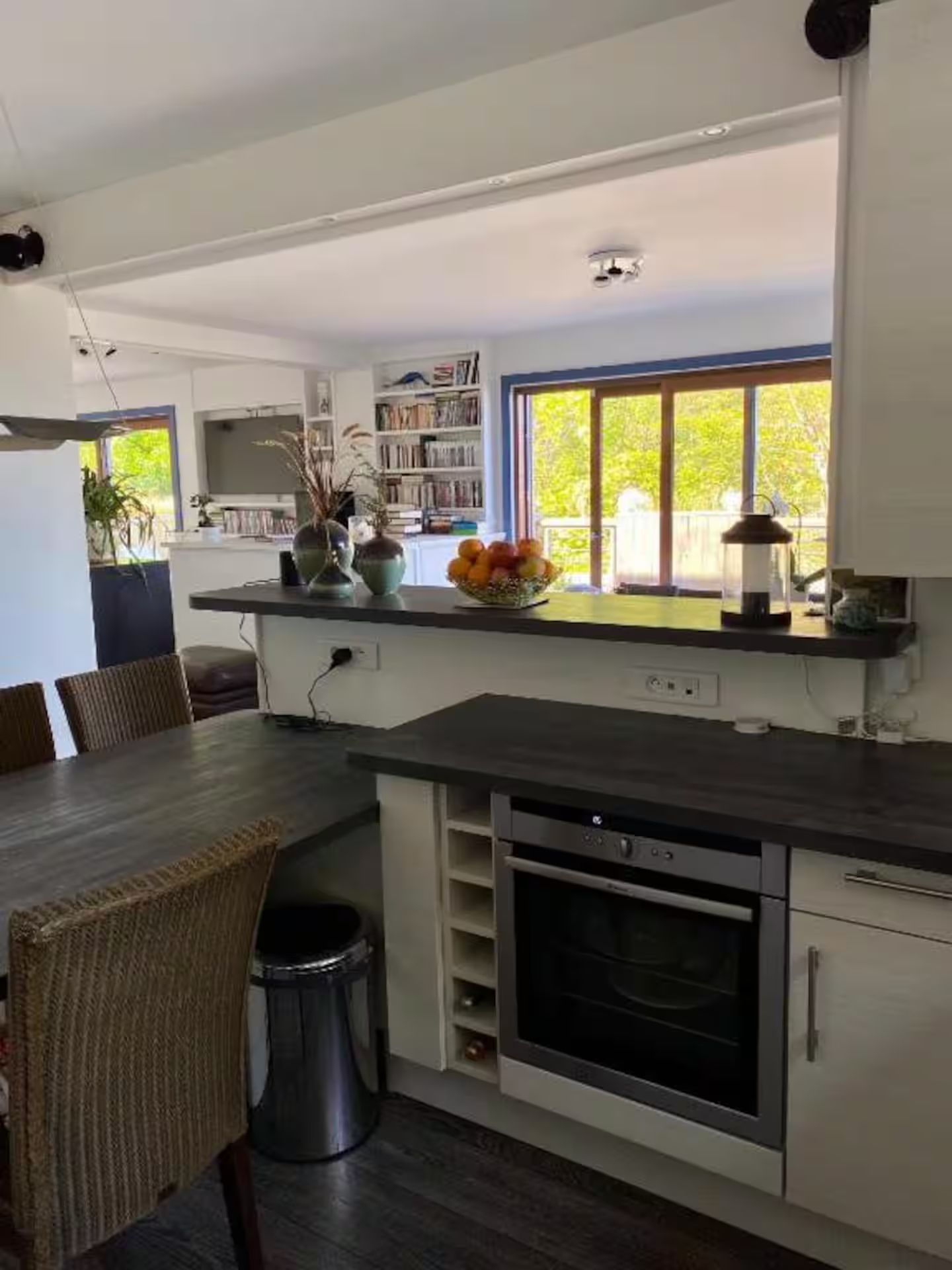 Une cuisine avec une table, des chaises et un four