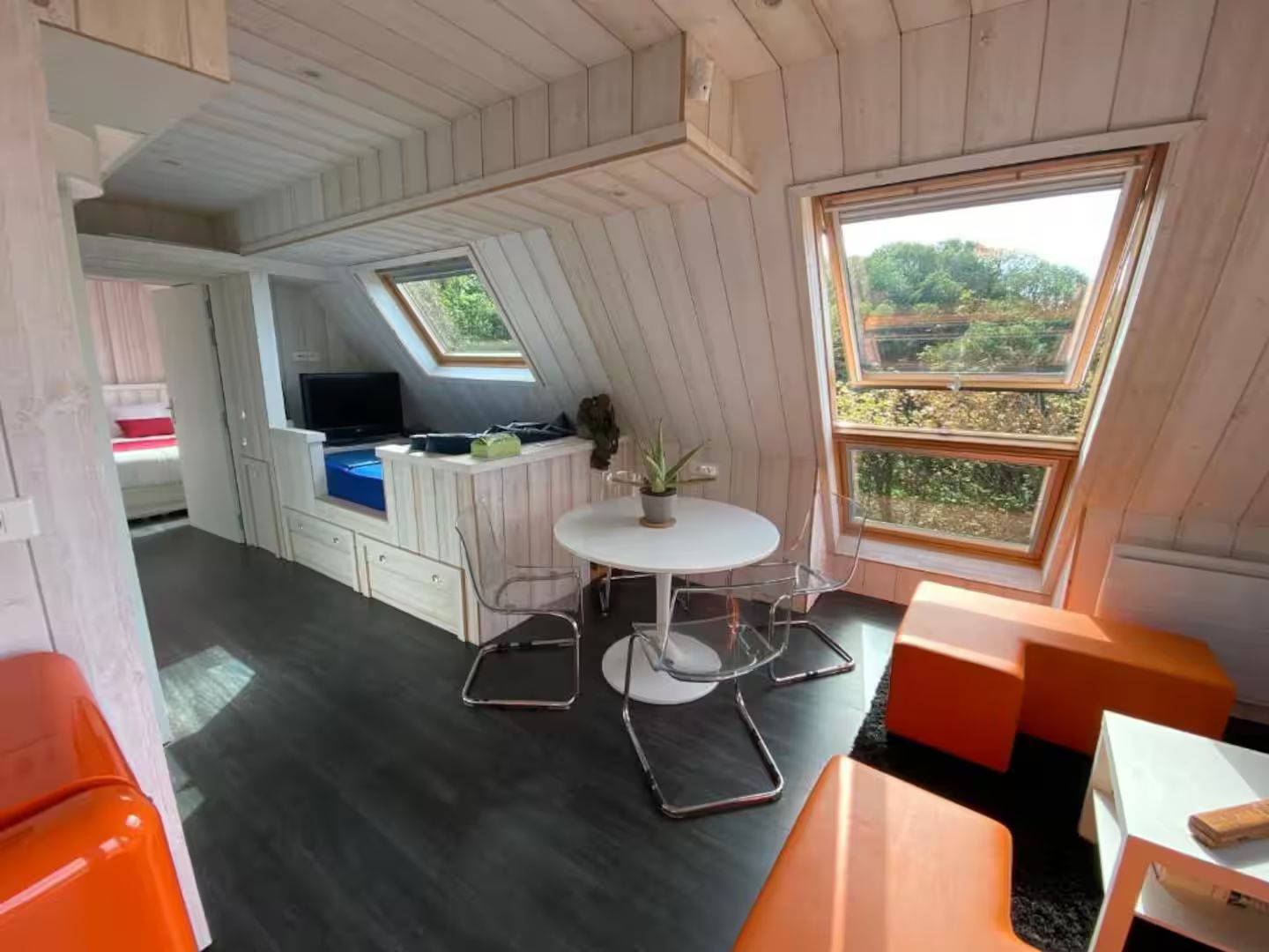 Un salon avec une table et des chaises