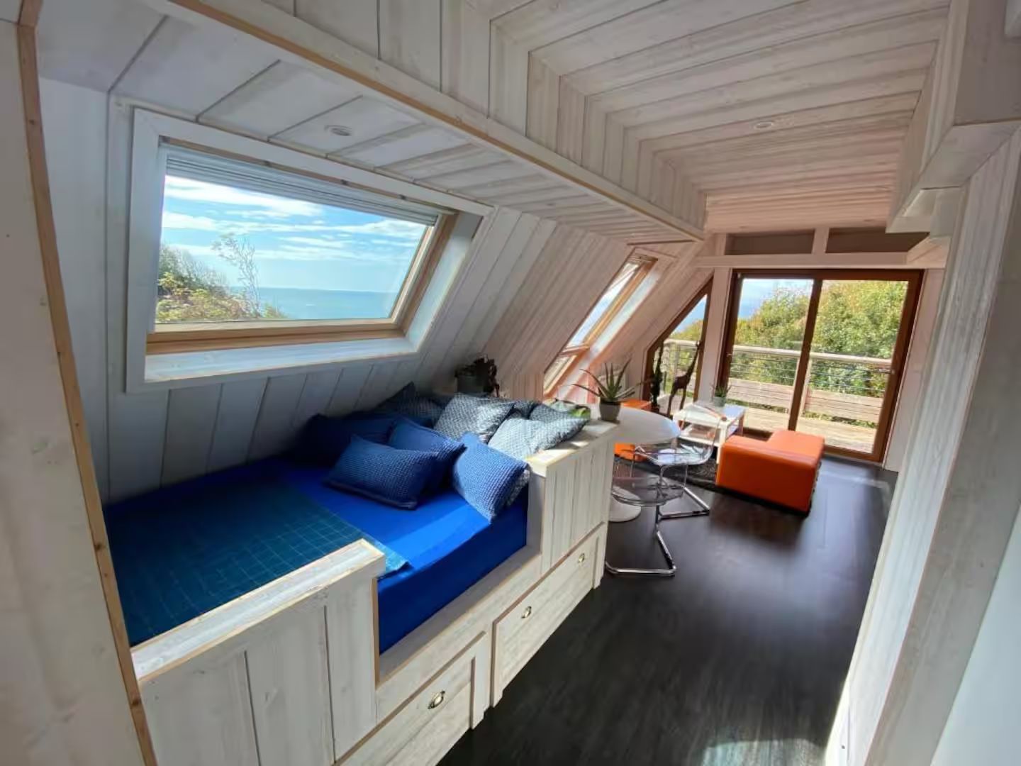 Une chambre avec un lit et une fenêtre avec vue sur l'océan.