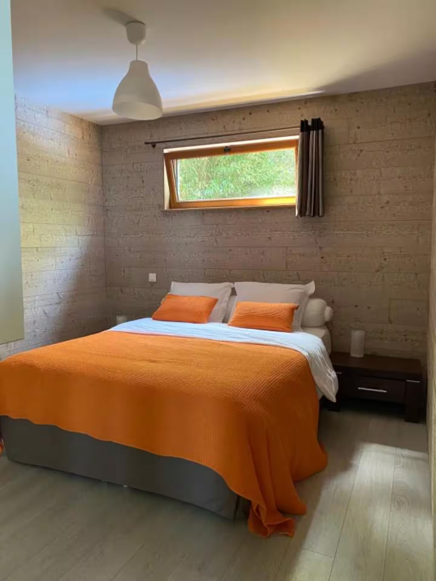 Une chambre avec un grand lit et une fenêtre.