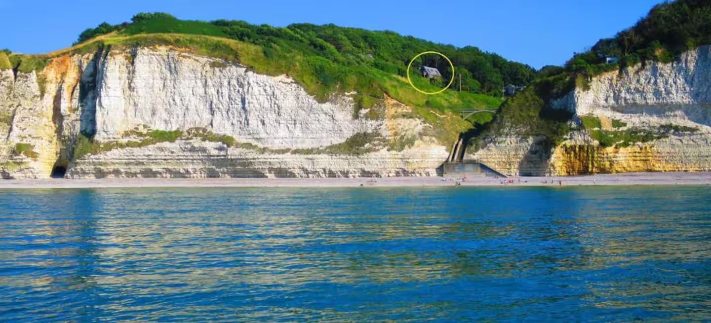 Une falaise surplombant un plan d'eau avec un cercle autour d'elle.