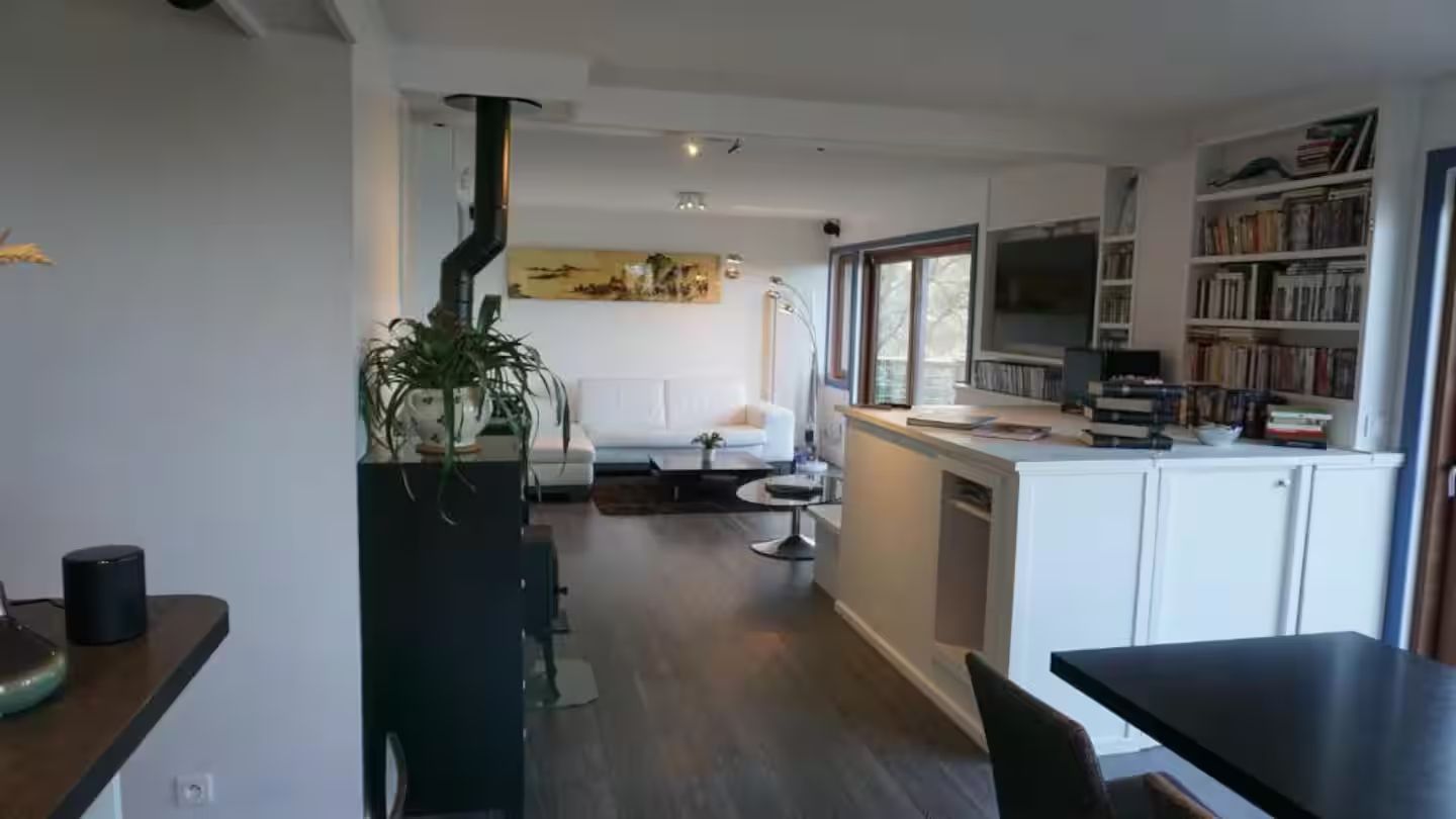 Un salon avec une table et des chaises et une cheminée.