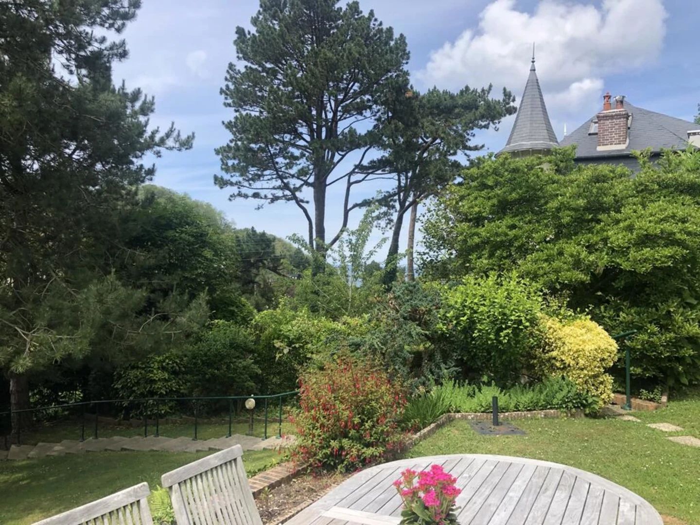 chalet des falaises gite fécamp vue intérieure et extérieure terrasse jardin canapé lits