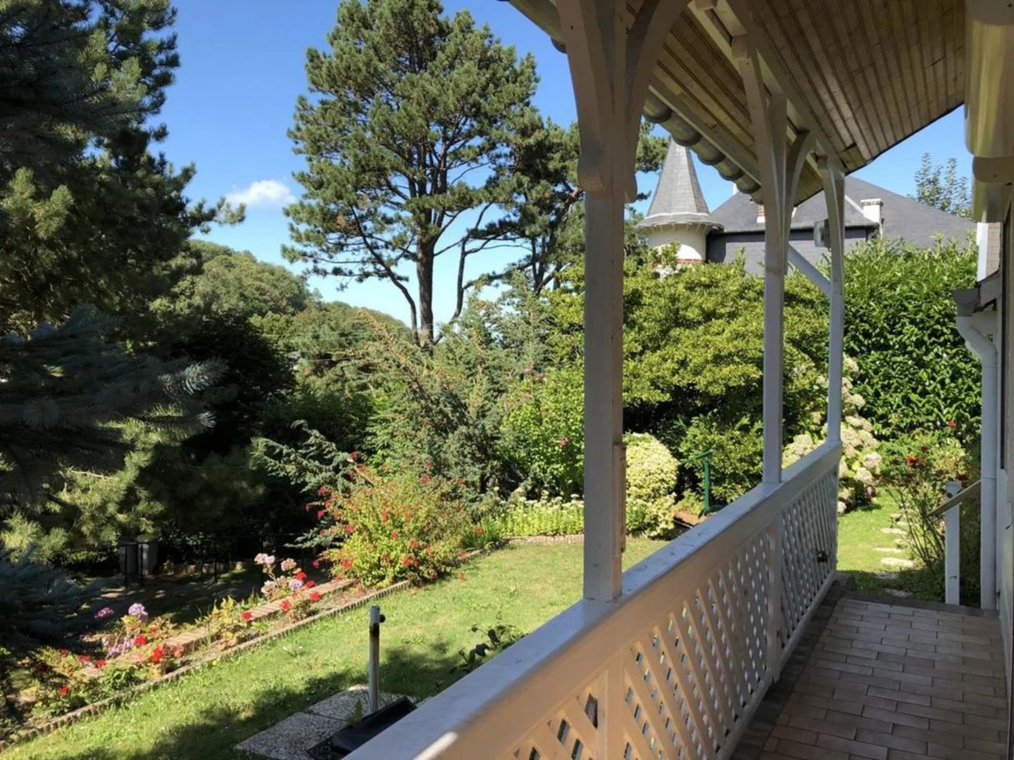 chalet des falaises gite fécamp vue intérieure et extérieure terrasse jardin canapé lits