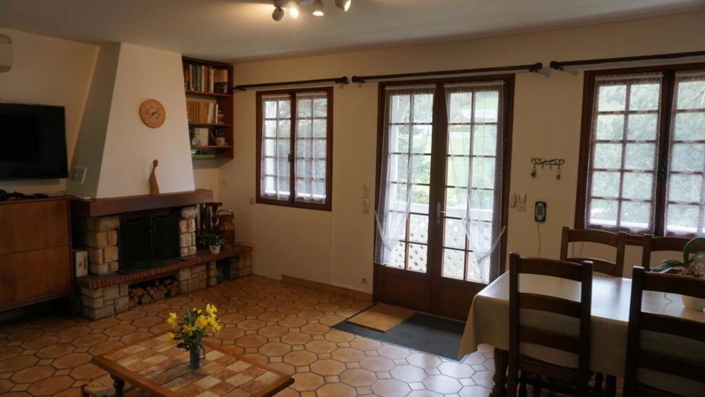 chalet des falaises gite fécamp vue intérieure et extérieure terrasse jardin canapé lits