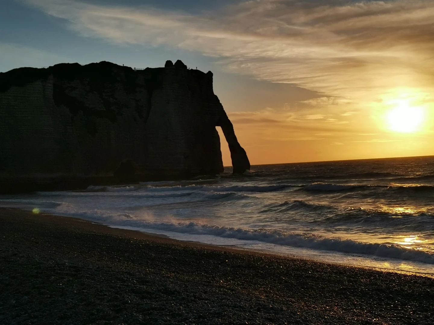 Photo des falaises à Etretat vue de nuit