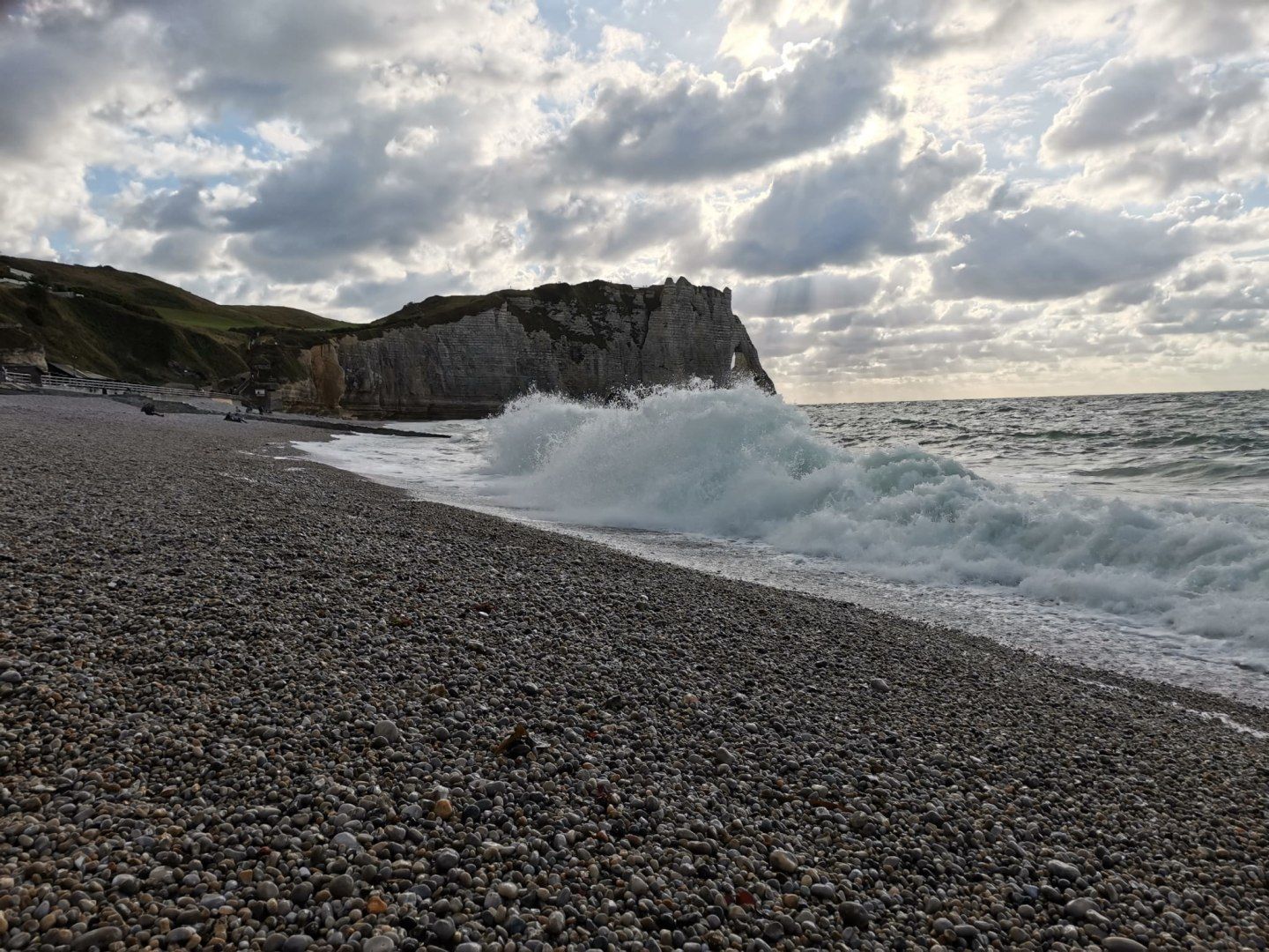 Photo de la mer et de la plage d'Etretat avec les falaises en arrière plan