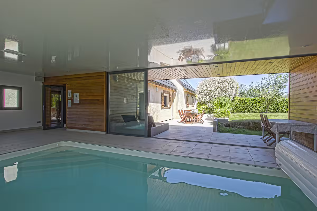 Piscine intérieure avec vue sur l'extérieur