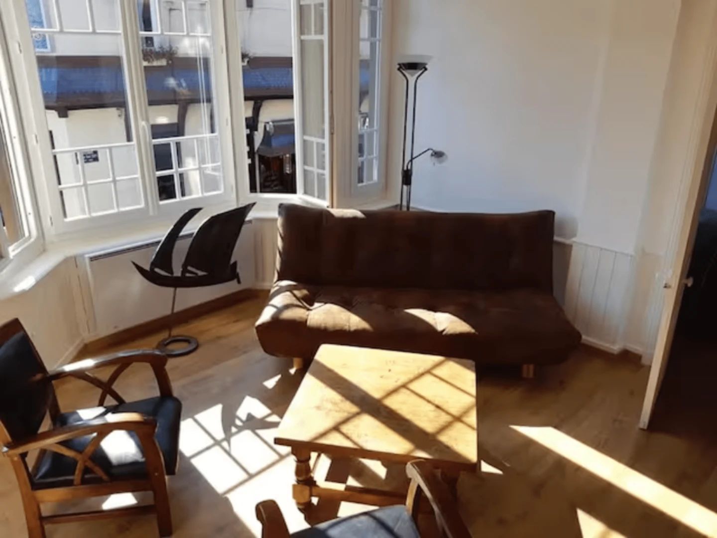 Gite Etretat plein centre vue intérieure salle de bain séjour salon tout décoré avec gout