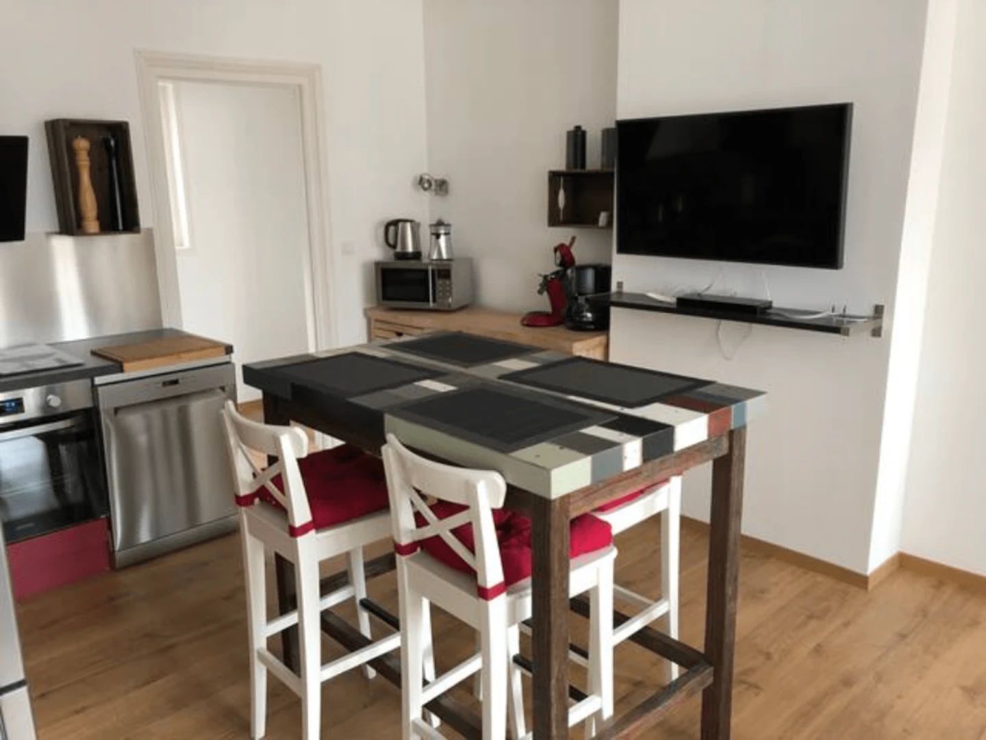 Gite Etretat plein centre vue intérieure salle de bain séjour salon tout décoré avec gout