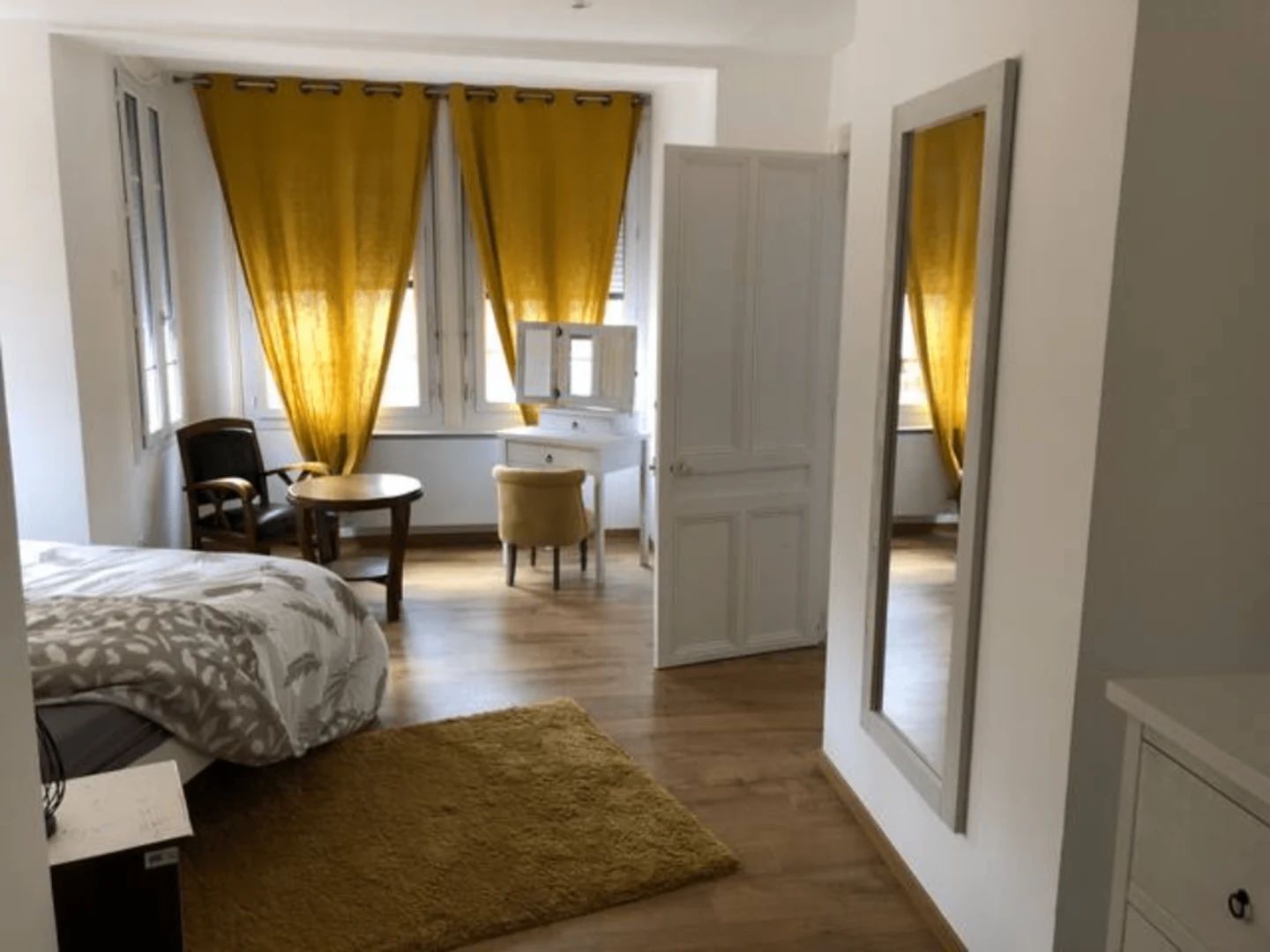 Gite Etretat plein centre vue intérieure salle de bain séjour salon tout décoré avec gout