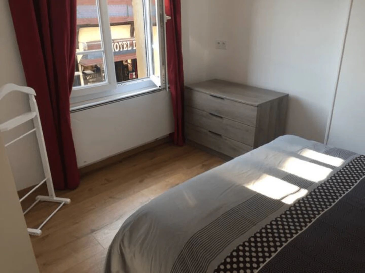 Gite Etretat plein centre vue intérieure salle de bain séjour salon tout décoré avec gout