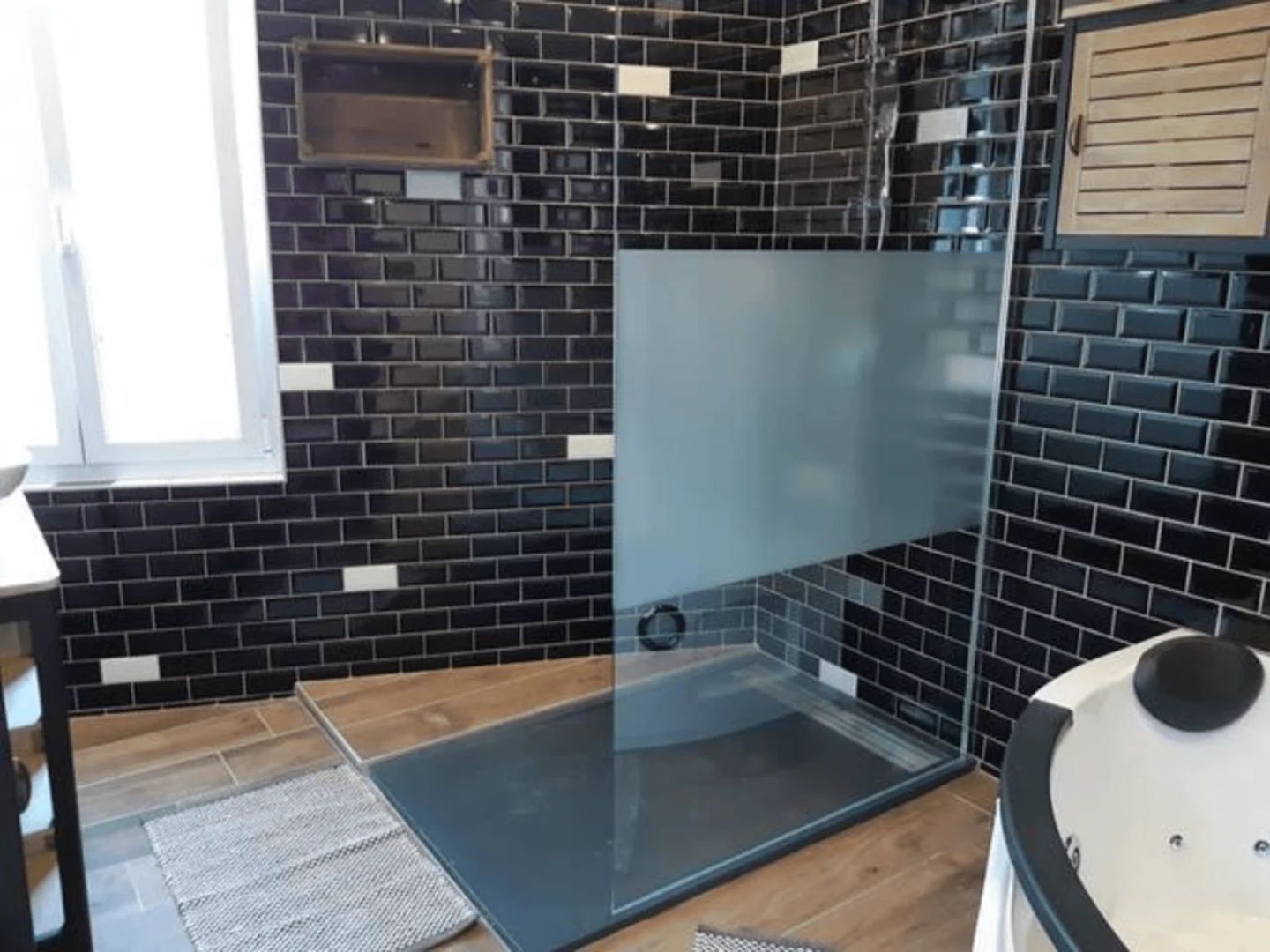 Gite Etretat plein centre vue intérieure salle de bain séjour salon tout décoré avec gout