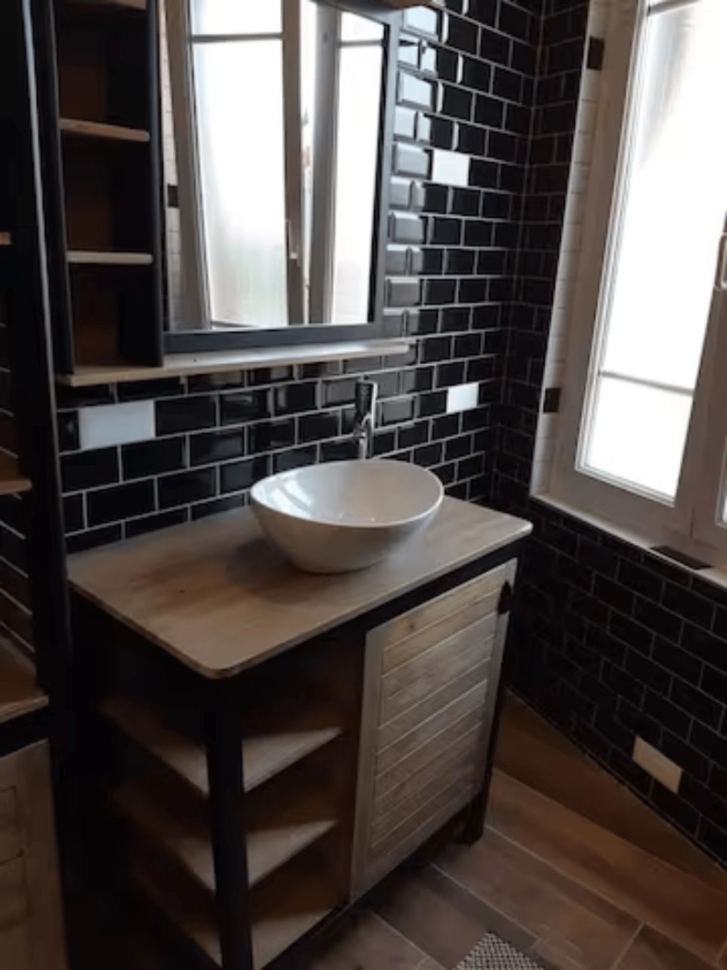 Gite Etretat plein centre vue intérieure salle de bain séjour salon tout décoré avec gout