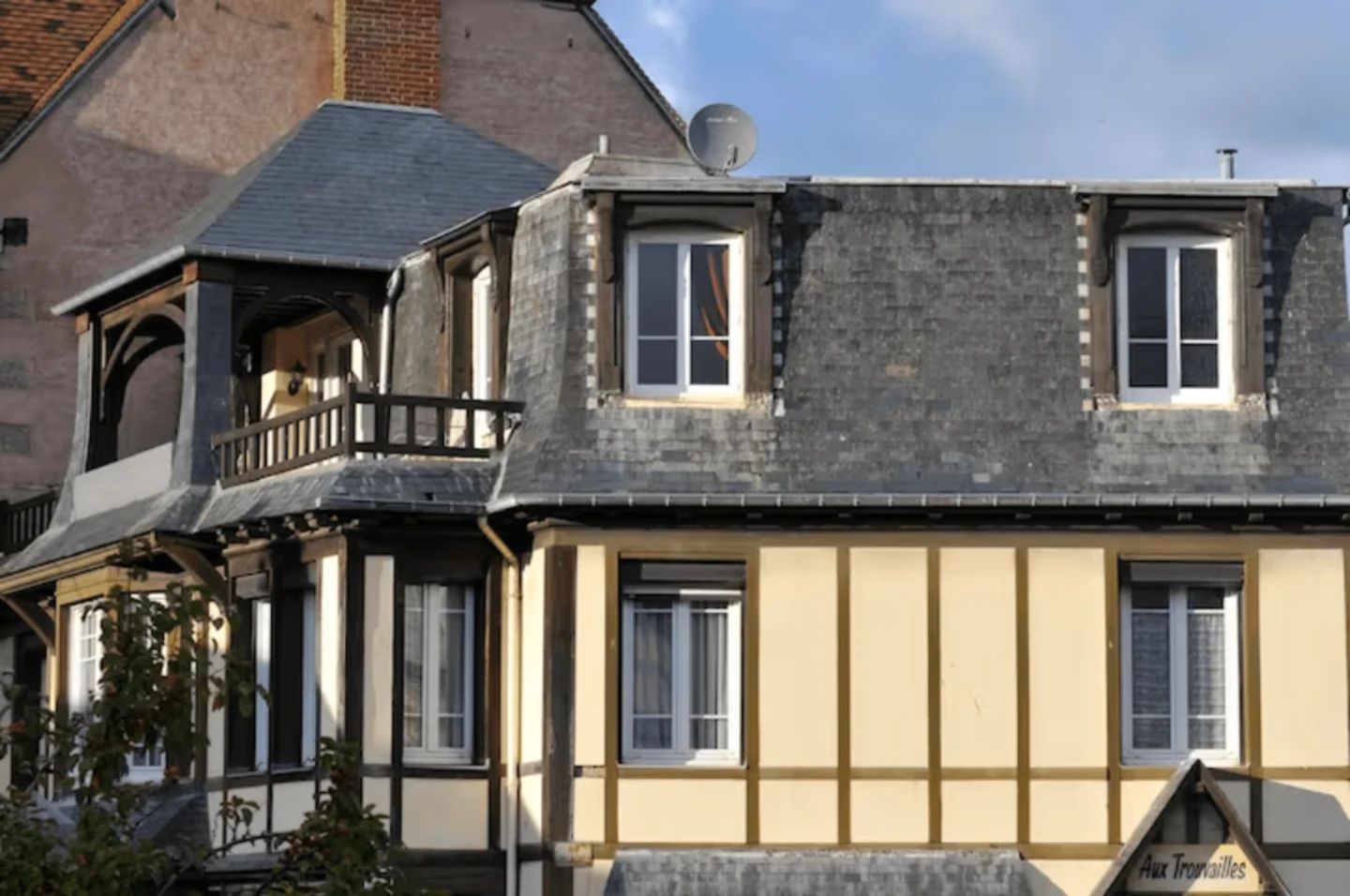 Gite Etretat plein centre vue intérieure salle de bain séjour salon tout décoré avec gout