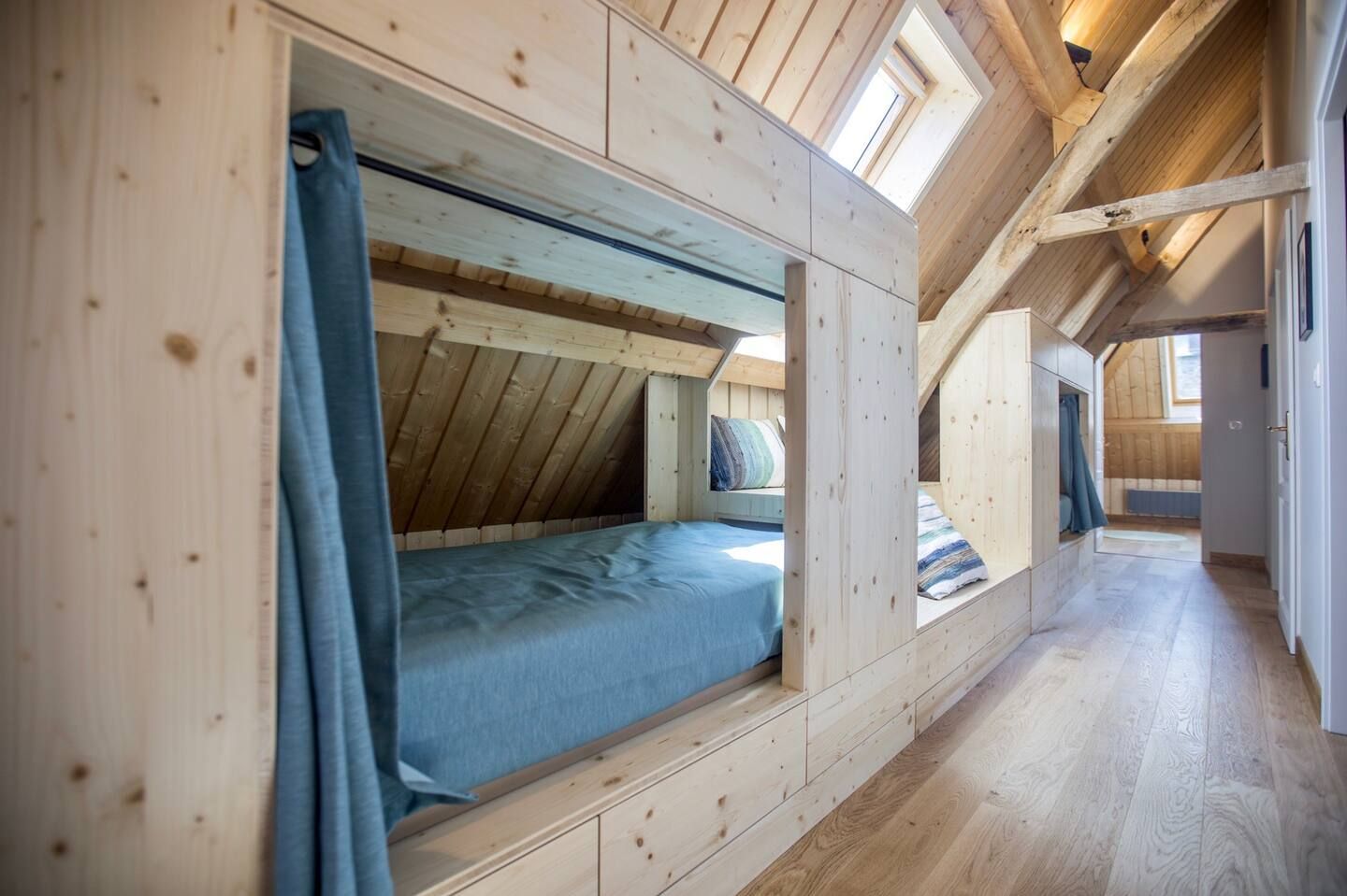 Photo représentant les lits cabanes à Etretat