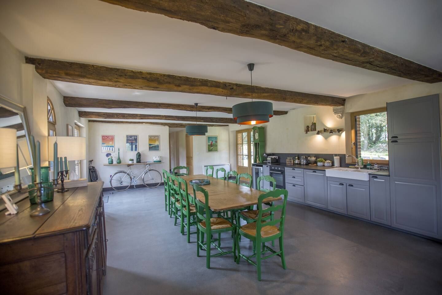 Salle à manger et cuisine du gite Arsène et Lupin