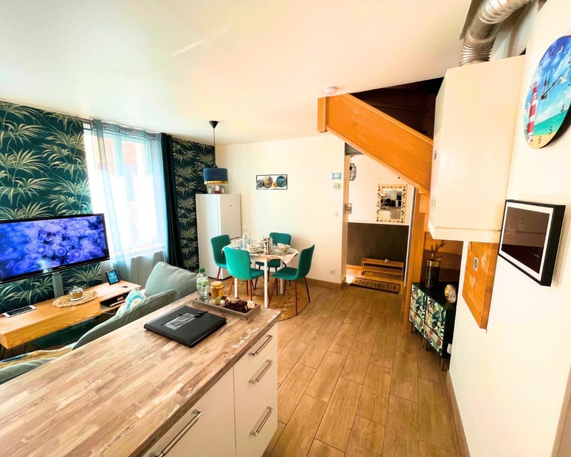 Salon du gite à Fécamp vue tv escalier