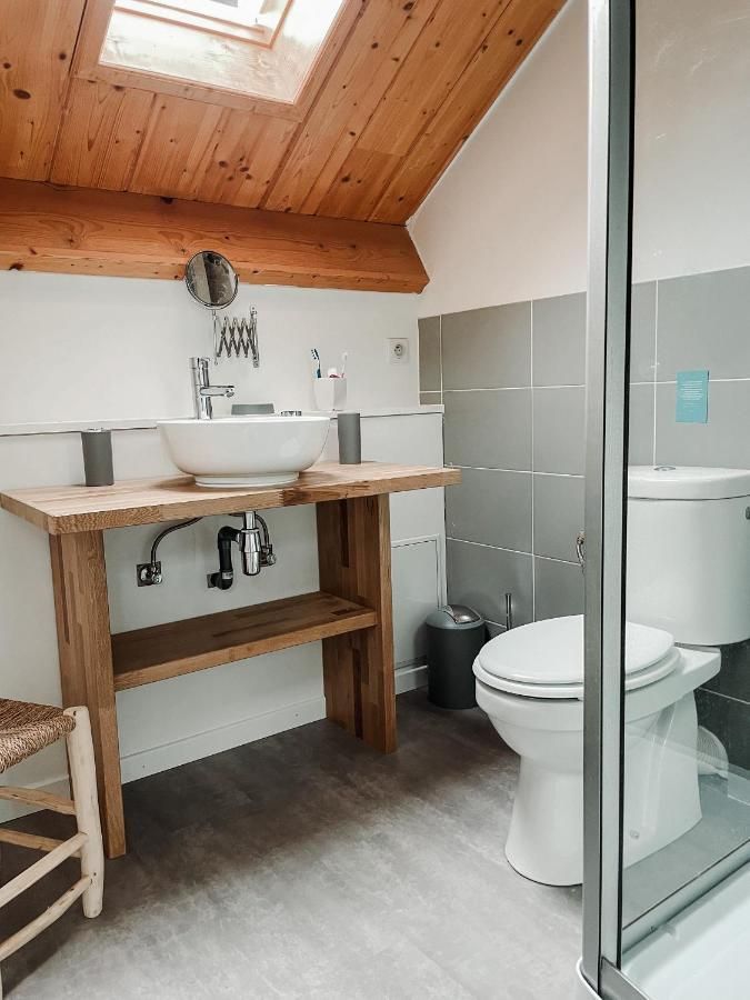 Photo d'une salle de bain avec WC du gite