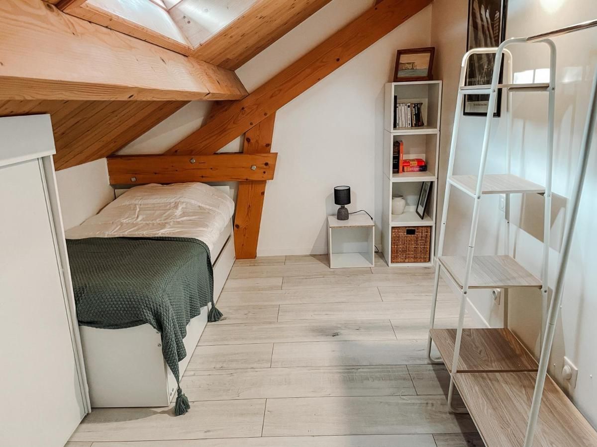 Photo d'une chambre avec un lit une placce