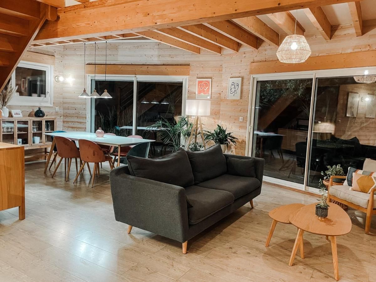 Photo du séjour salon avec la table et le canapé