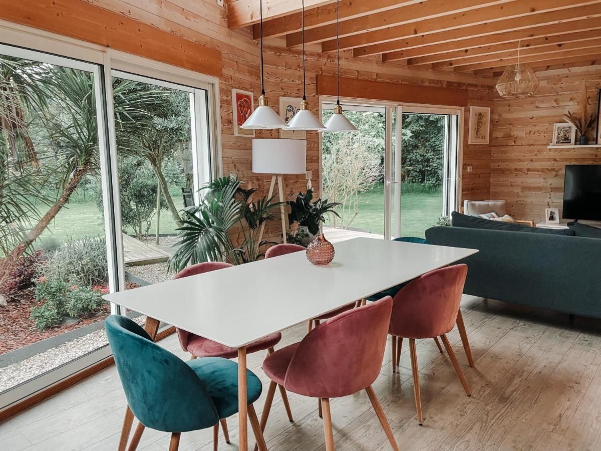 Vue du salon avec les baies vitrées vue extérieure