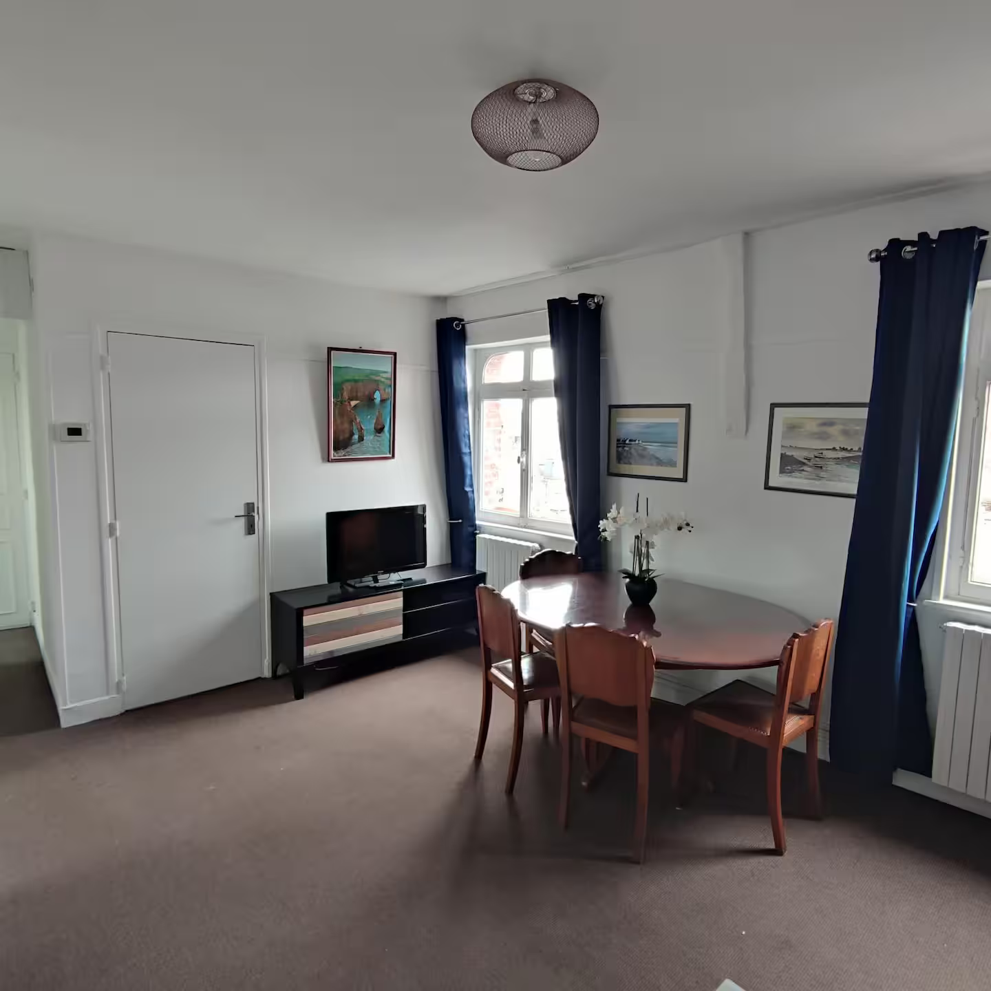 table et vue fenêtre