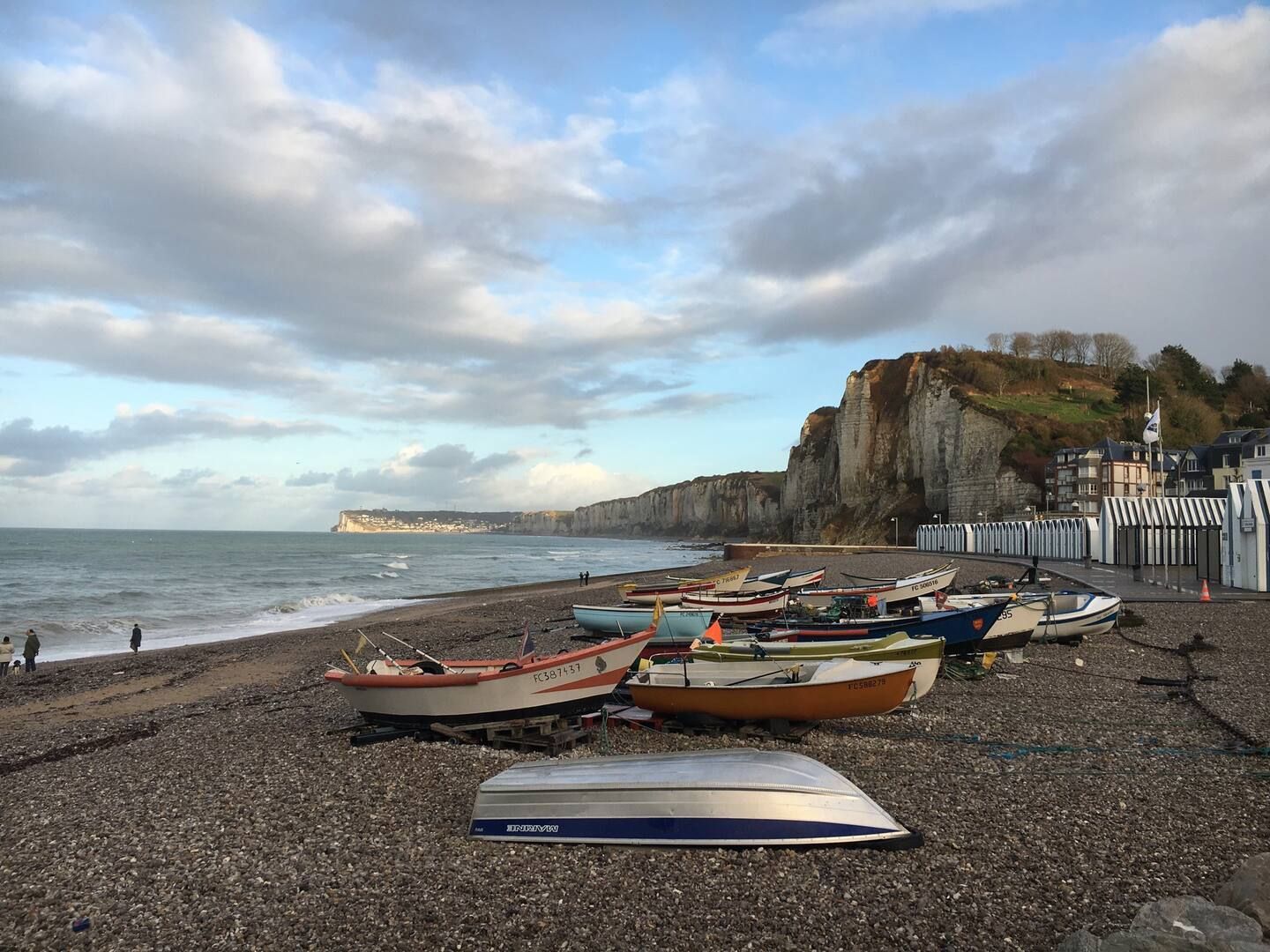 Plage d'Etretat avec les bateaux de pêcheurs