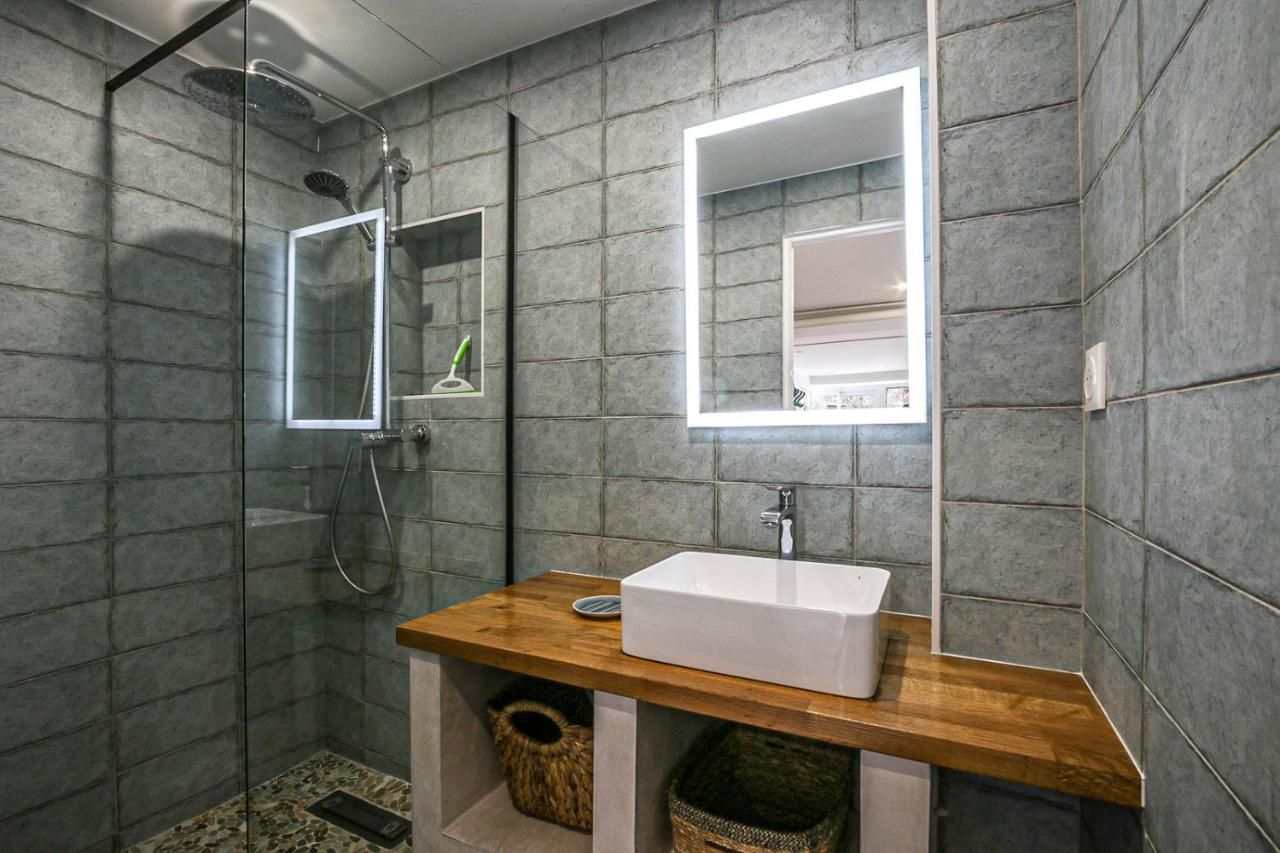 Salle de bain du gite avec une douche et lavabo
