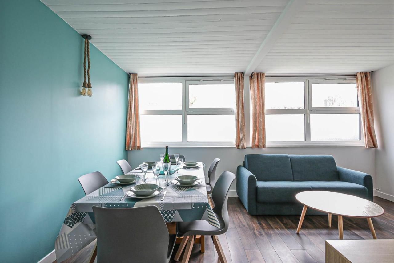 Encore une autre vue du séjour salon avec table et canapé