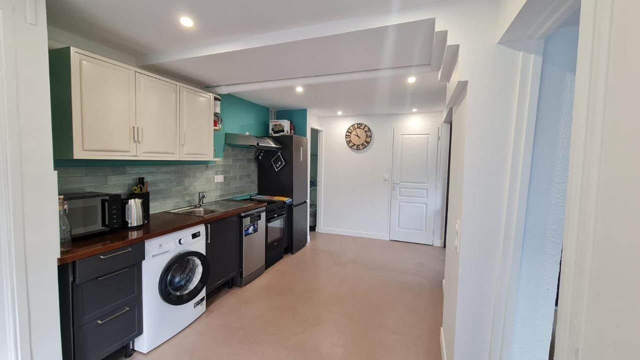 Vue sur la cuisine et le lave linge