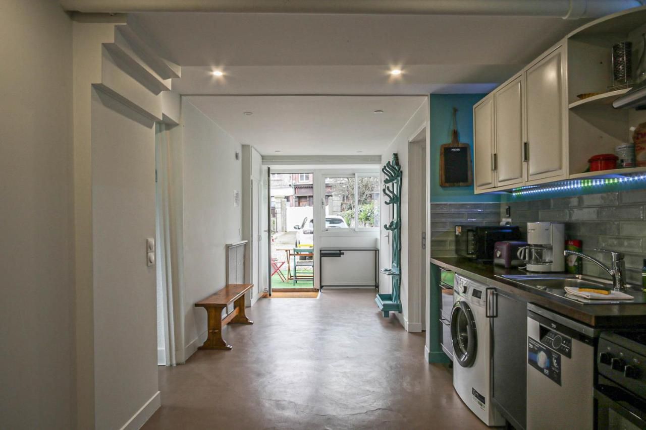 Vue de l'intérieur en direction de l'entrée et de la terrasse