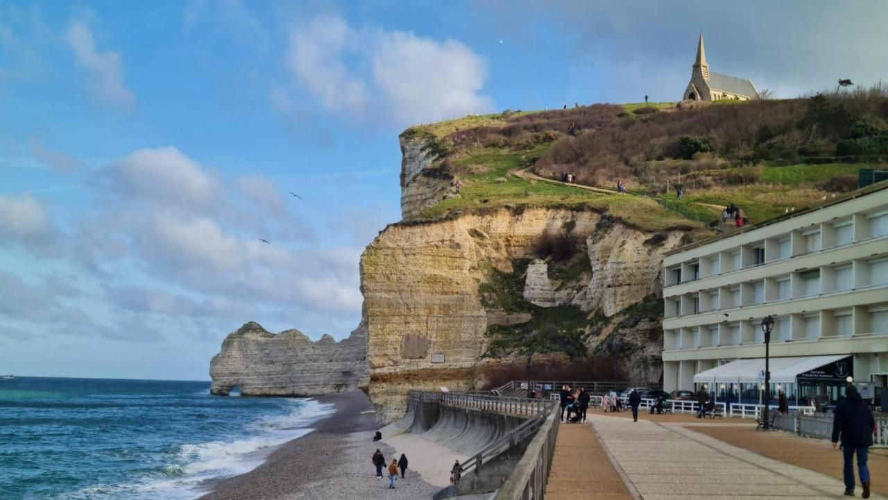 Promenade d'Etretat visible depuis un gite