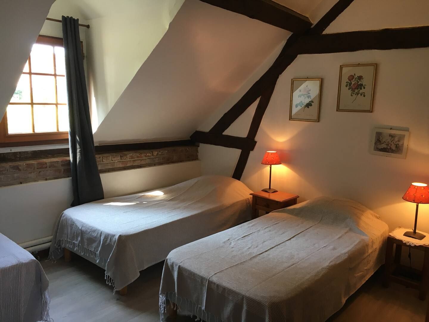 chambre avec 3 lits simples