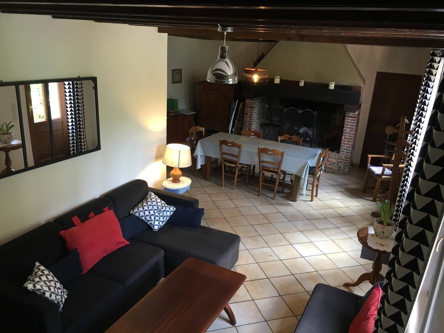 autre vue du séjour salon du gite avec cheminée