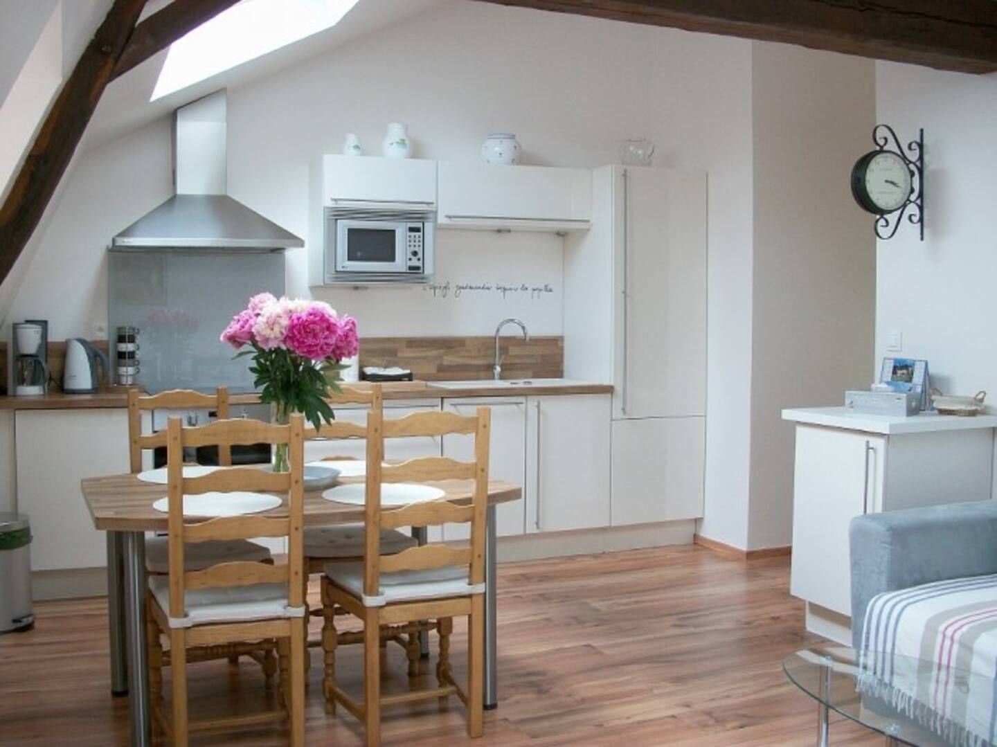 Cuisine ouverte et table à manger