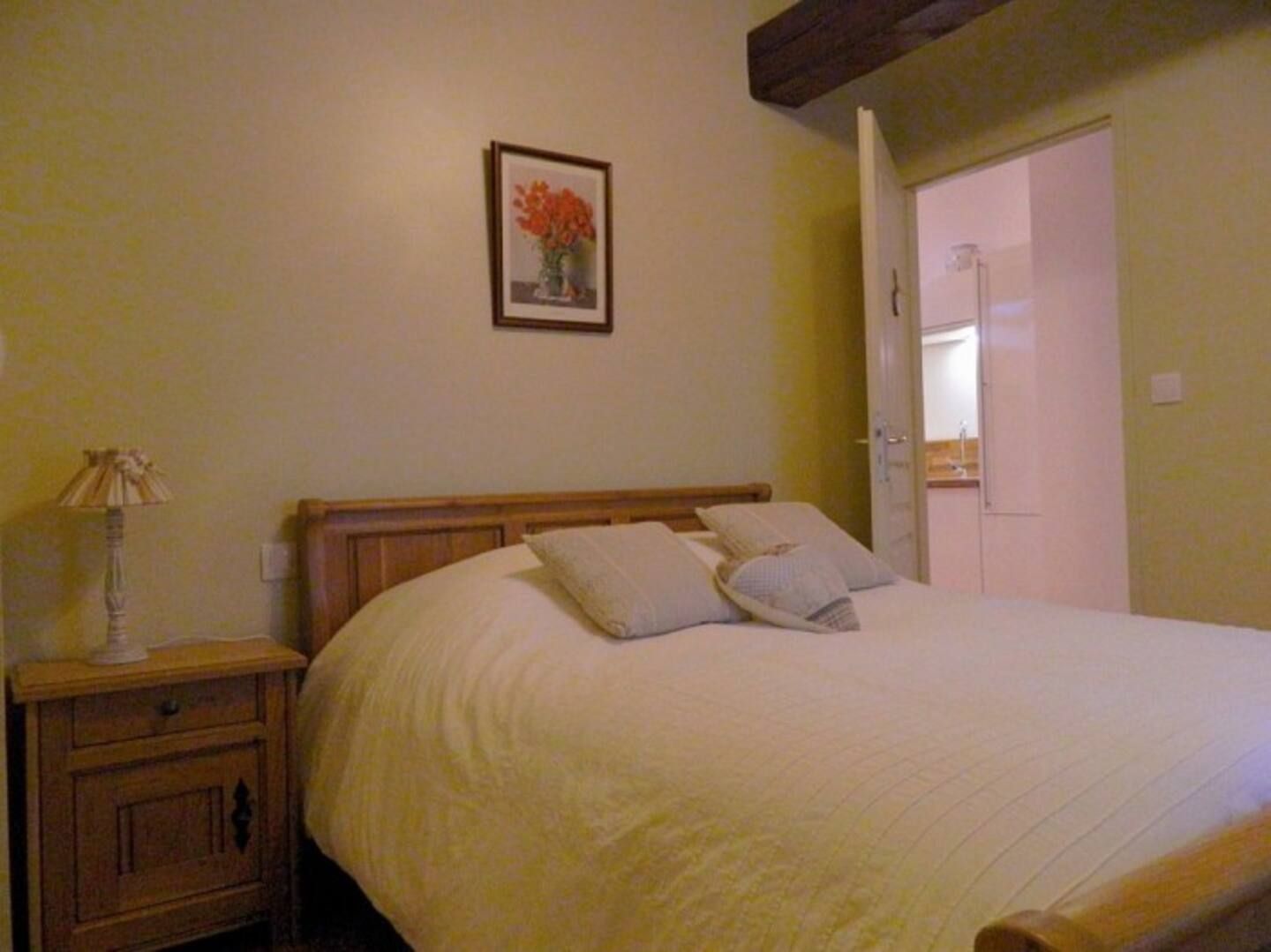 Autre photo de la chambre avec lit double