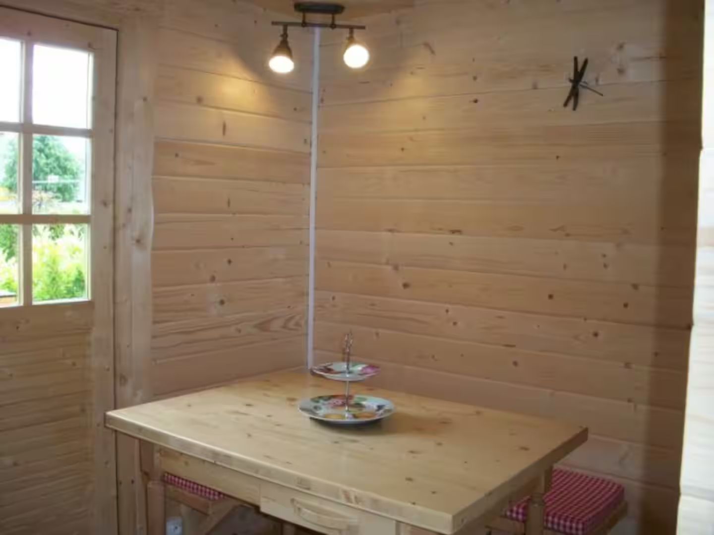 Salle à manger de la cabane avec table